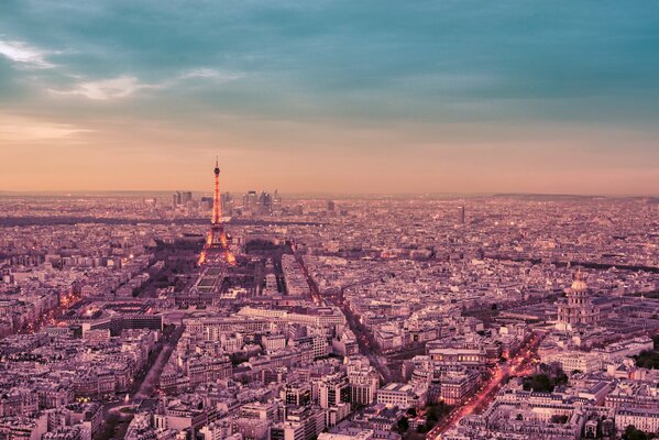 Panorama romantycznego Paryża w ciągu dnia