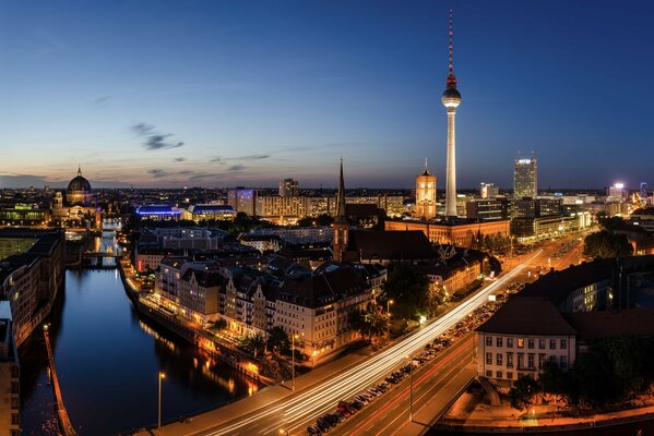 Eine Straße mitten in der Nacht Berlins