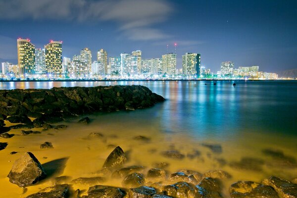 Ville de nuit dans une baie à Hawaii