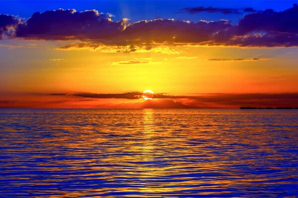 Coucher de soleil de feu dans la mer