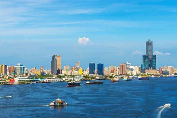 Kaohsiung en Chine côte avec des gratte-ciel