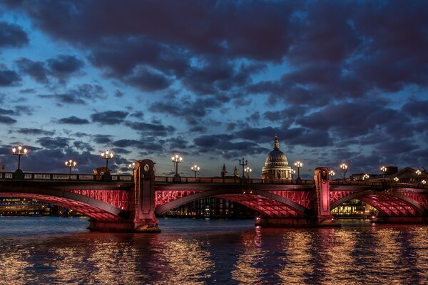 Puente del Támesis en Londres al amanecer