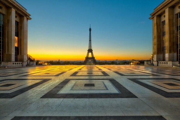 Paris. Turm bei abendlichem Sonnenuntergang