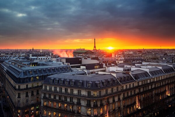 Panorama:Sonnenuntergang am Abend in Frankreich