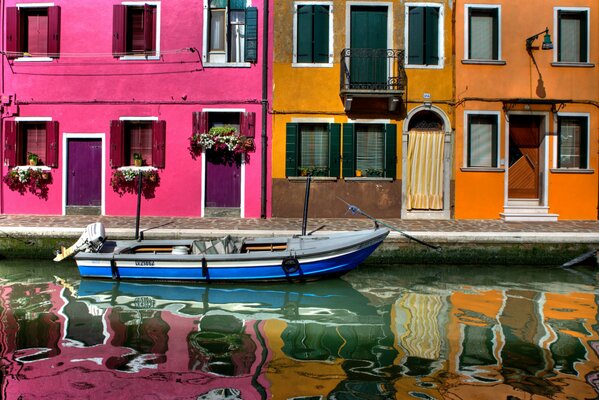 Barca sull acqua sullo sfondo delle case colorate di Venezia