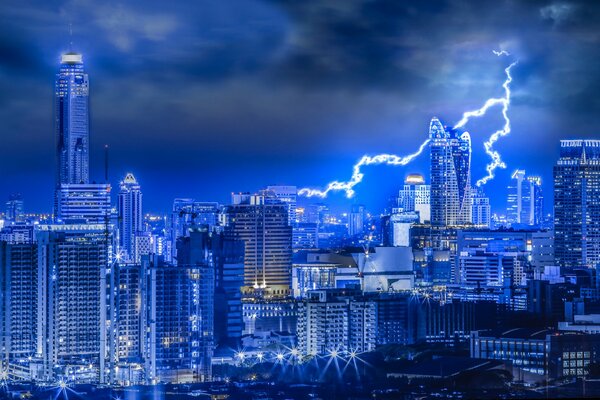 La foudre coupe le ciel nocturne