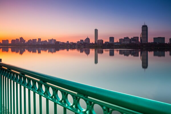 Vista desde el paseo marítimo a la ciudad a través del océano