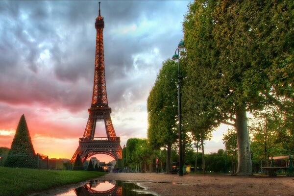 Simboli Di Parigi. La Torre Eiffel al mattino