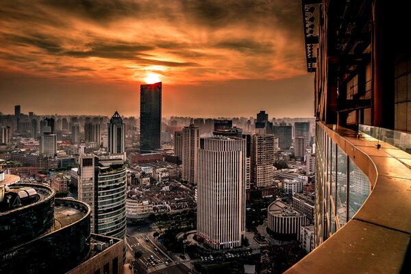 Sonnenuntergang in China. Shanghai-Abendgebäude