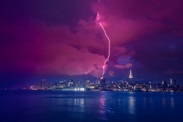 Manhattan nocturne, orage et foudre au-dessus de la rivière