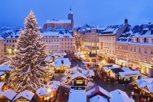 Feier auf dem Platz an Weihnachten am Abend