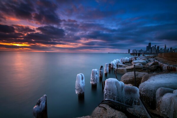 Cielo al atardecer en invierno en Chicago el sol sale los últimos rayos
