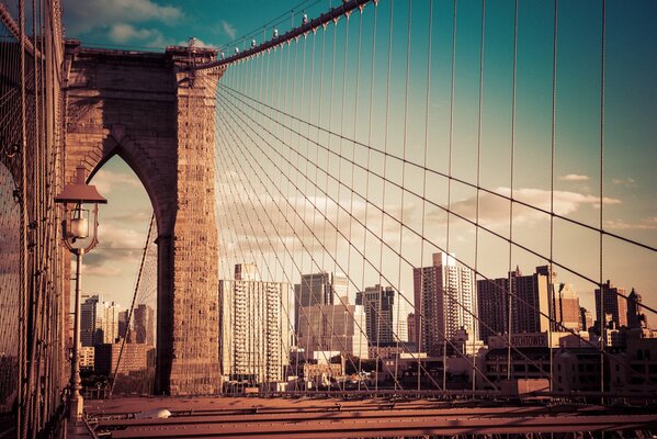 El puente de Brooklyn en nueva York en medio de muchos edificios