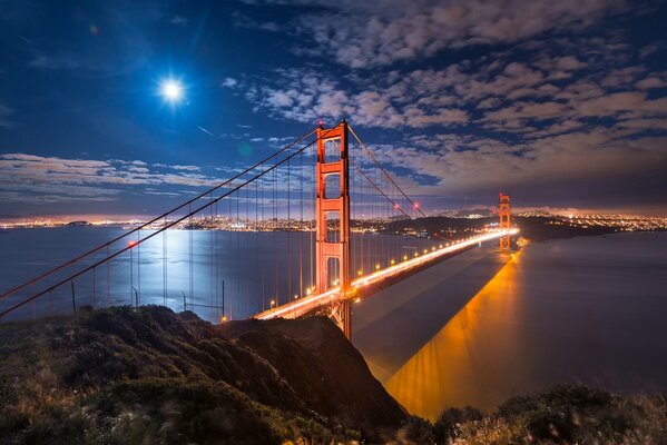 Luces del puente Golden Gate en el cielo nocturno