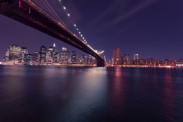 Most Brookliński idzie na Manhattan w nocy