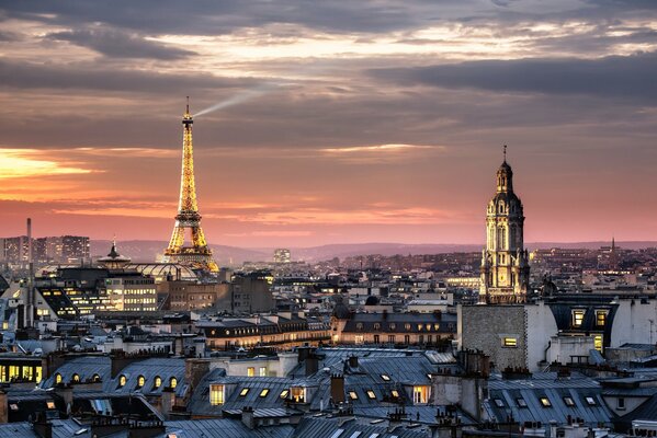 La torre Eiffel en medio de la puesta de sol