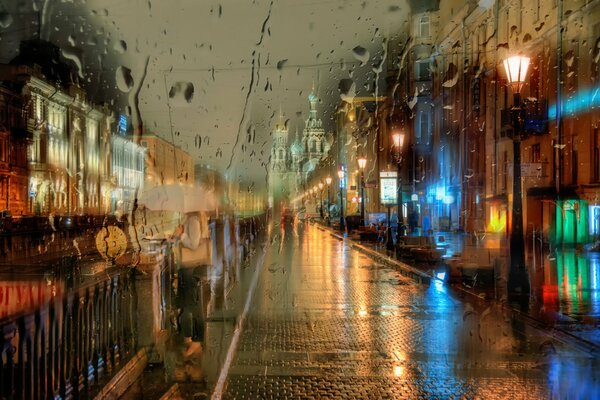 Mädchen mit Regenschirm im Regen in St. Petersburg