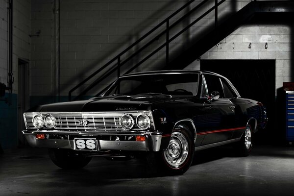 Schwarzer Chevrolet steht in der Garage