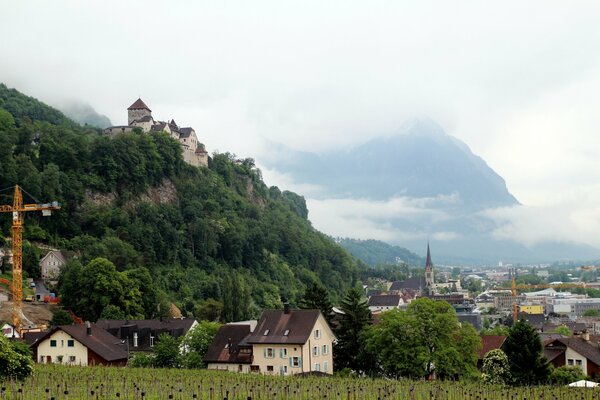 Vista de la ciudad de Vaduz en Liechtenstein y las montañas