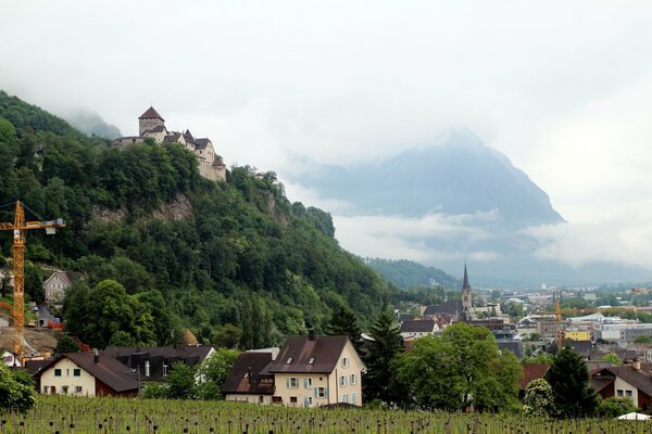 Veduta della città di Vaduz nel Liechtenstein e delle montagne