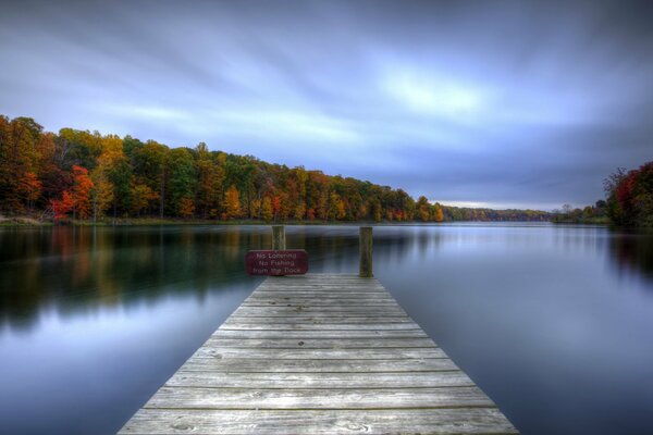 Passerelle menant au lac gris. Ne sautez pas!