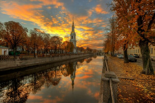 Paesaggio del tramonto autunnale a San Pietroburgo