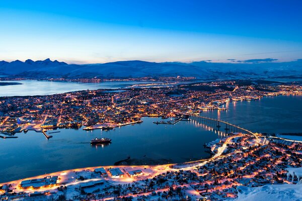 Bellissimo paesaggio invernale della sera Norvegia