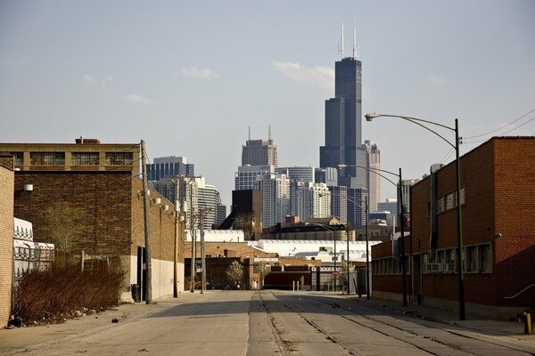 Una strada a Chicago. Il quartiere povero si affaccia sui maestosi grattacieli