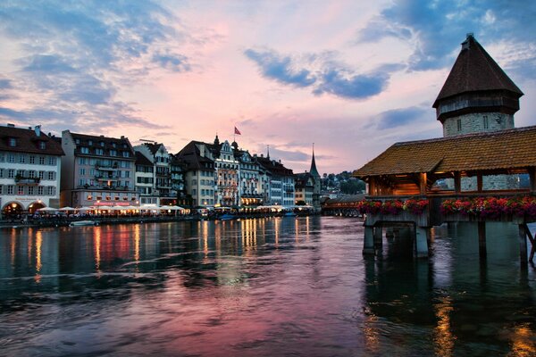 Vista di Lucerna e del fiume la sera. Riflesso della città svizzera nel fiume al tramonto