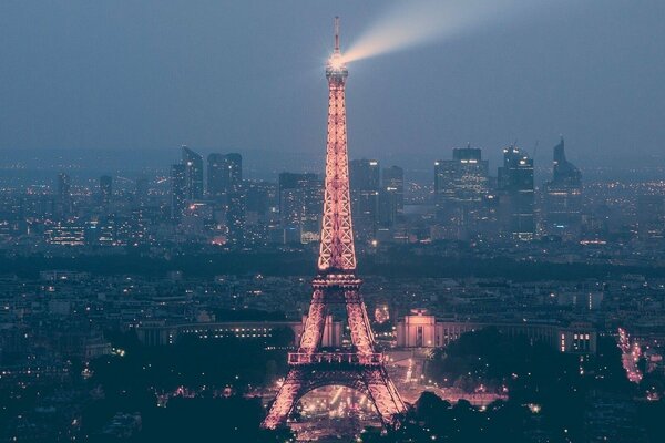 La torre Eiffel iluminada al anochecer