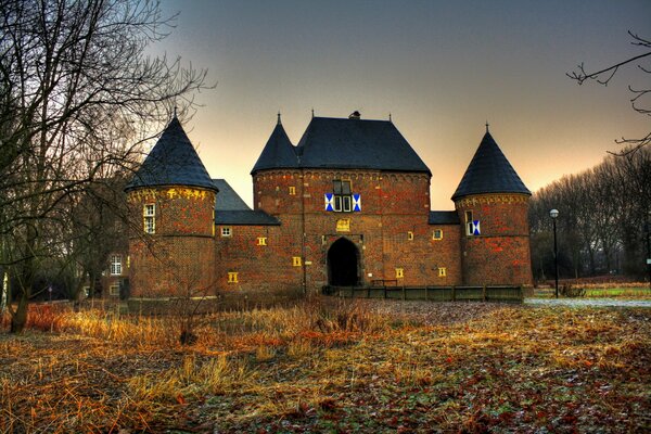 Vieux château de briques sur fond de coucher de soleil