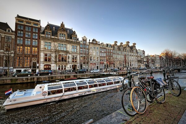 Bicicletas de Amsterdam en adoquines junto al río