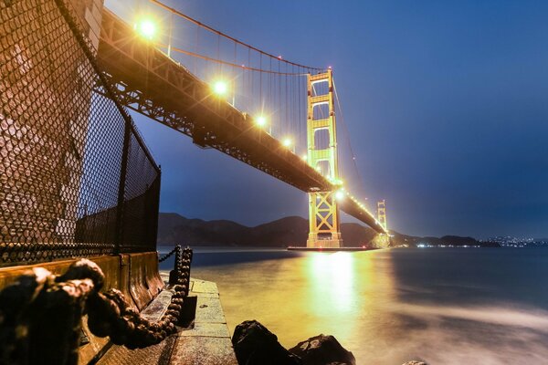 Puente sobre el estrecho contra el cielo nocturno