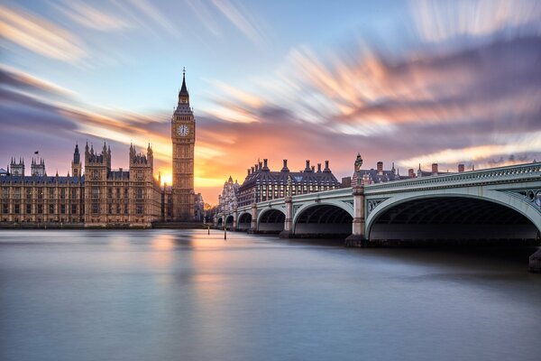 Foto del Big Ben en el fondo de un río y un puente