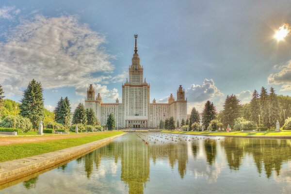 Die Universität in Moskau befindet sich neben einem Teich mit klarem Wasser