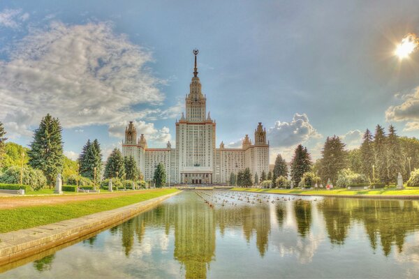 Университет в Москве расположен рядом с прудом с чистейшей водой