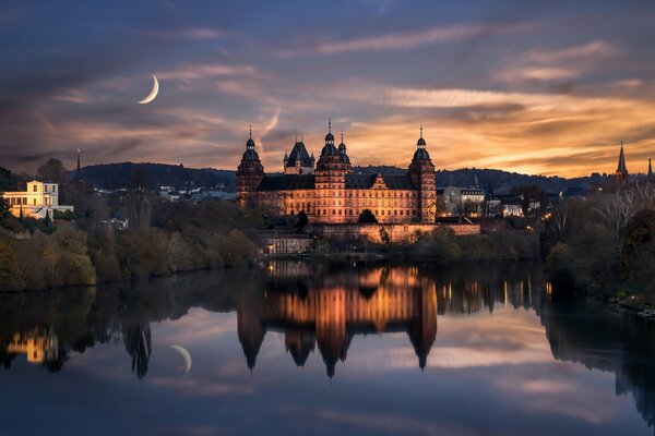 Castillo renacentista nocturno en Alemania