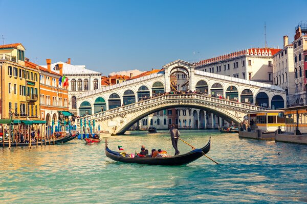 Gandola auf dem Canal Grande in Venedig und dem Rialto Mast