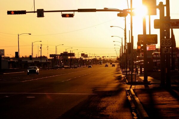 Die Autobahn, die in den Sonnenuntergang mit der Sonne geht