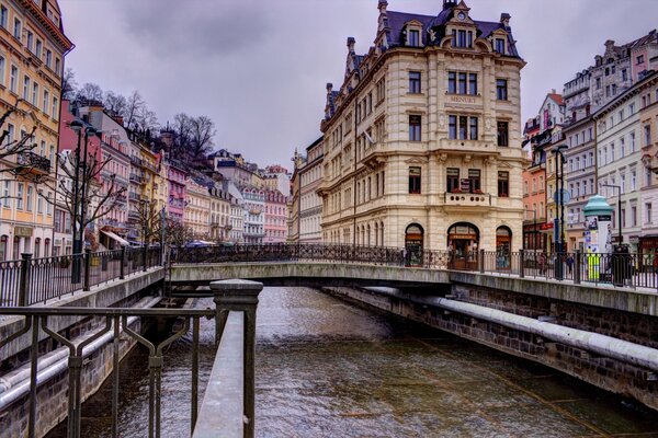 Brücke über dem Wasser in Tschechien