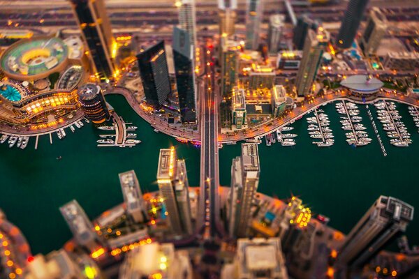 Vue de dessus de la nuit de Dubaï. Les bateaux sont visibles, les lumières s allument autour