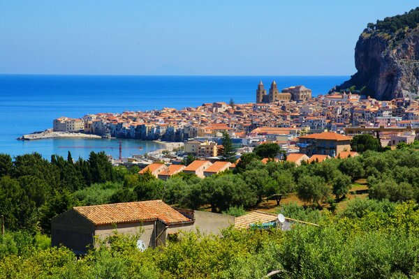 Schöne Stadt am Meer in Italien