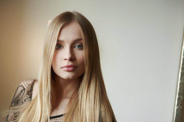 Blondine mit langen Haaren auf hellem Hintergrund