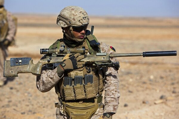 Soldat mit Waffen auf Sand Hintergrund