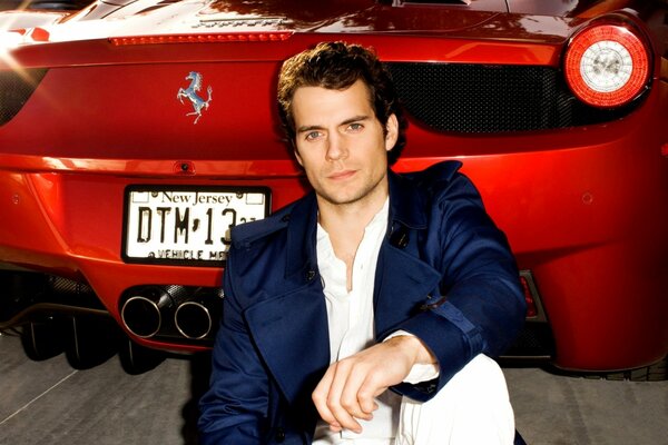 Henry Cavill sur fond de voiture rouge