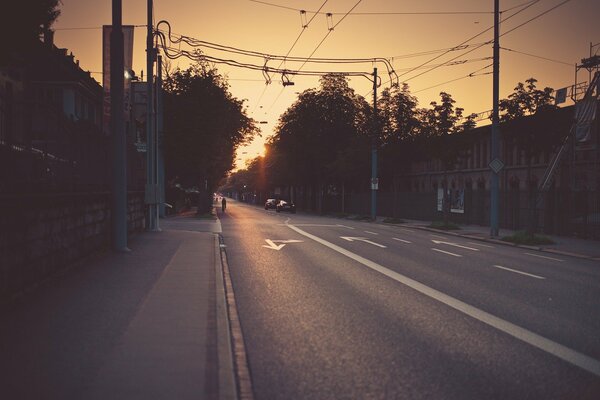 Beau coucher de soleil du soir sur la route