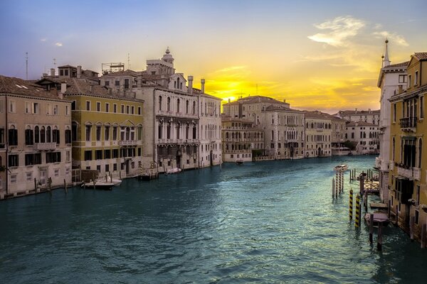 Paisaje urbano de las calles acuáticas de Venecia