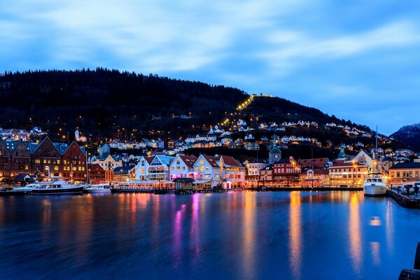 Ville du soir dans les lumières