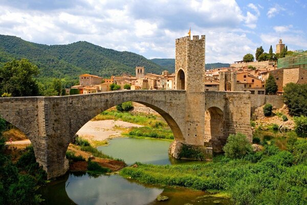 Vista de la torre y el puente