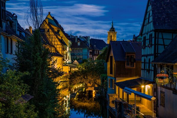 Tranquille strade notturne della Francia. La luce delle Lanterne si riflette nella glala dell acqua del canale